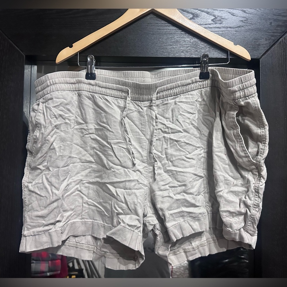 Old Navy Women's Light Tan Cargo Shorts